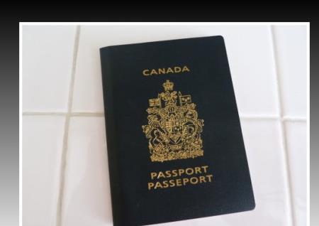 加拿大枫叶卡和加拿大护照是什么关系？