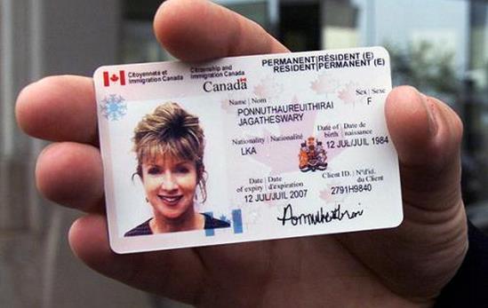 政策：返回加拿大时，若永久居民不能出示枫叶卡，要出示相关证明！