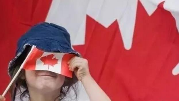 移民加拿大什么时间开始为更换枫叶卡做准备？